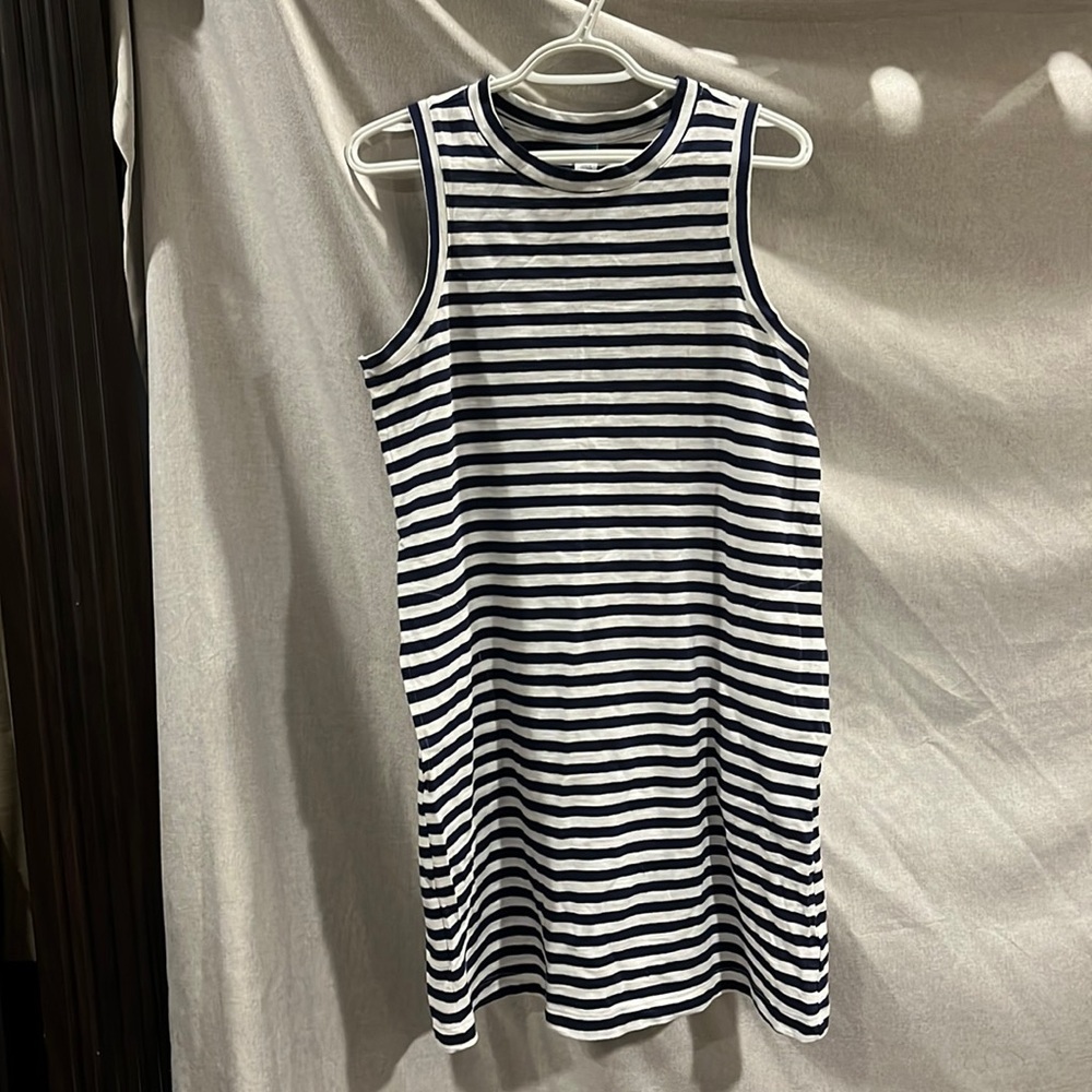 NWOT Old Navy sleeveless navy and white cute summer dress with side pockets.